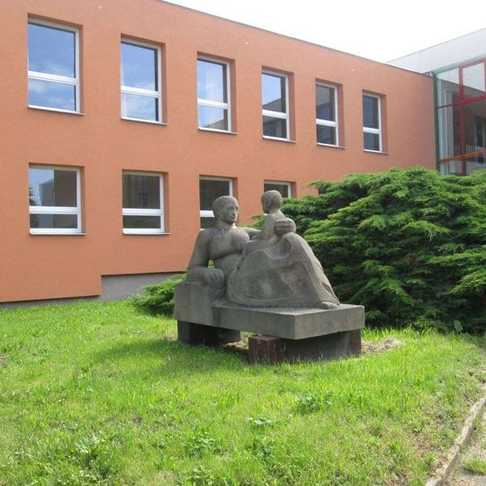 Socha v Křimicích u školy