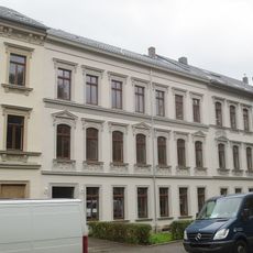 Mietshaus in geschlossener Bebauung mit Vorgarten Neefestraße 28