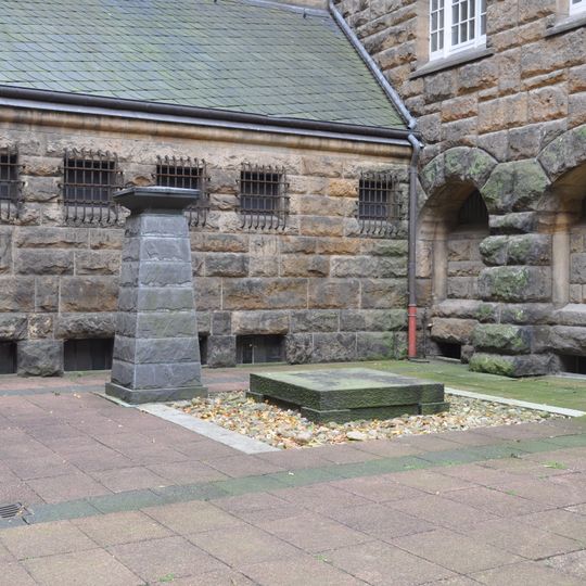 Gedenkplatte und Stele mit Feuerschale in der Gedenkstätte Münchner Platz Dresden