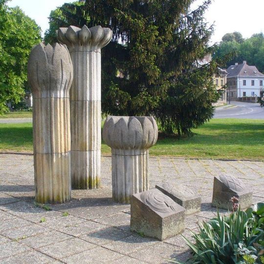 Kamenná plastika v parku v Českolipské ulici v Dubé