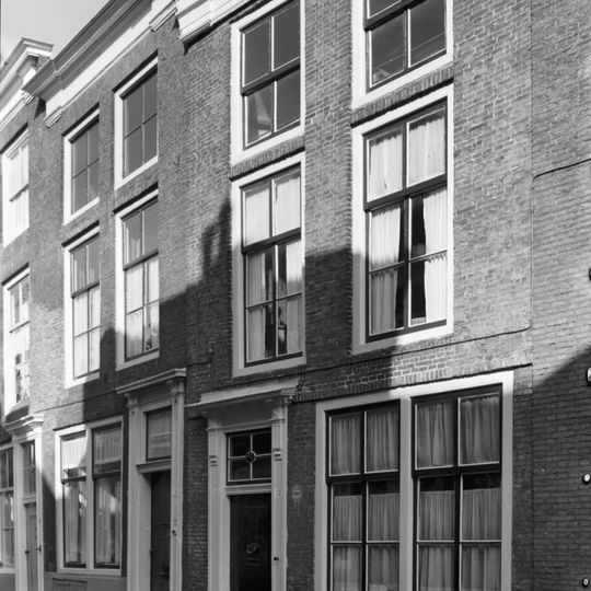 Huis met eenvoudige lijstgevel en idem voordeuromlijsting