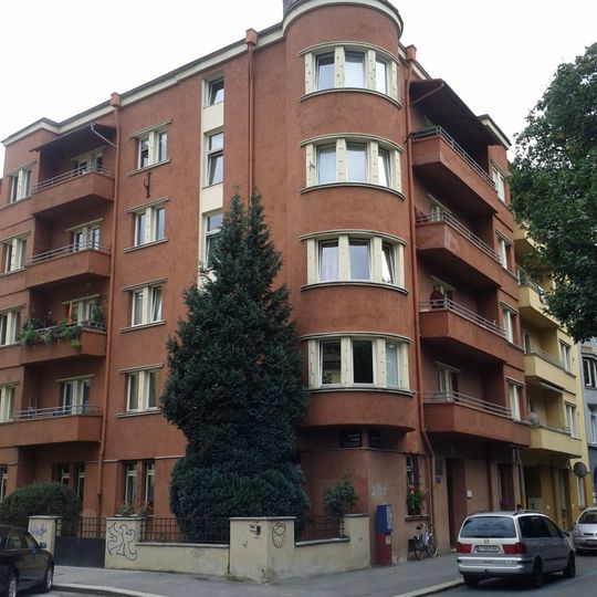 Kommunaler Wohnbau mit Umfriedung