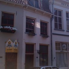 Pandje, onder een zadeldak met het nummer 49