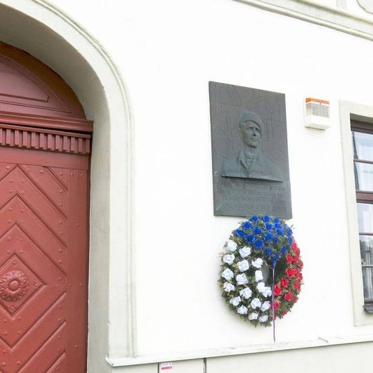 Pamětní deska Rudolfa Vaška na muzeu v Bystřici nad Pernštejnem