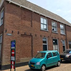 Hoekpand onder schilddak met rechte kroonlijst aan de Noorderhavenzijde