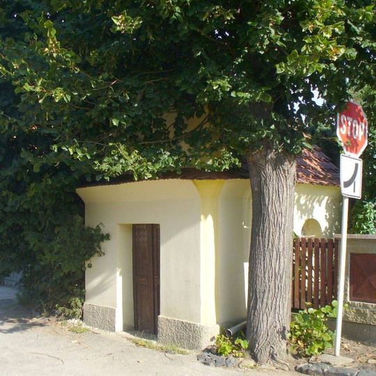 Kaple v ulici v severní části obce Travčice