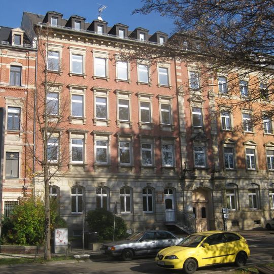 Mietshaus in geschlossener Bebauung mit Vorgarten und Rückgebäude im Hof Wilhelm-Külz-Platz 7