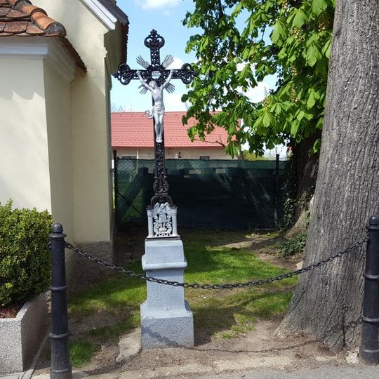 Kříž u kaple v Malém Chlumci