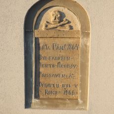 Pamětní deska založení hřbitova v Domamili