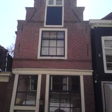 Huis met smal trapgeveltje xvii, pui