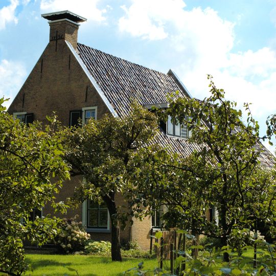 Boerderijtje met zesruitsvenster beneden en in de geveltop en met omlopende goot
