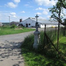 Kříž v Milčicích u zemědělského areálu