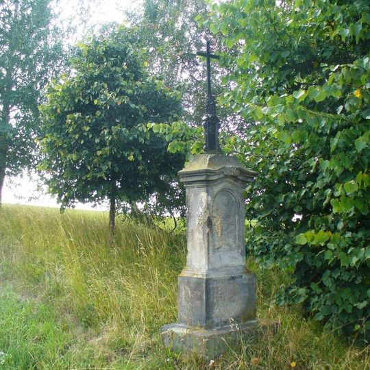 Kříž na rozcestí u cesty ze Skuhrova do Lomnice nad Popelkou