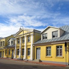 Dzīvojamā un veikalu ēka