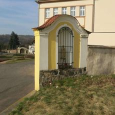 Kaplička před kostelem ve Rtyni nad Bílinou