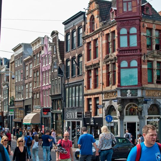 Pand met gevel onder gesneden rechte lijst