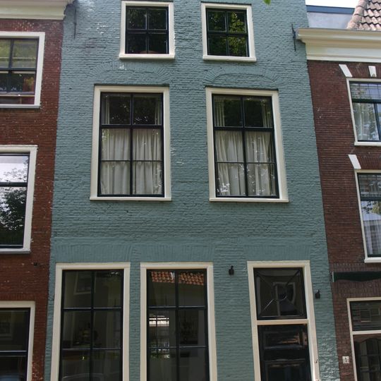 Pand met afgeknotte topgevel, rechte kroonlijst, afgewolfd zadeldak