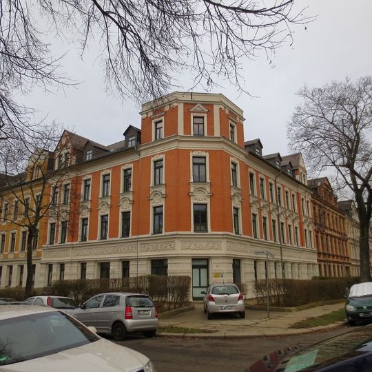 Mietshaus in geschlossener Bebauung in Ecklage mit Vorgarten Kochstraße 25