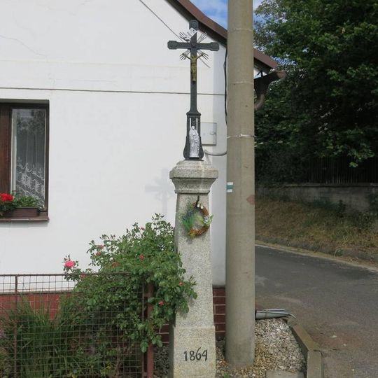 Kříž v Červeném Poříčí u křižovatky