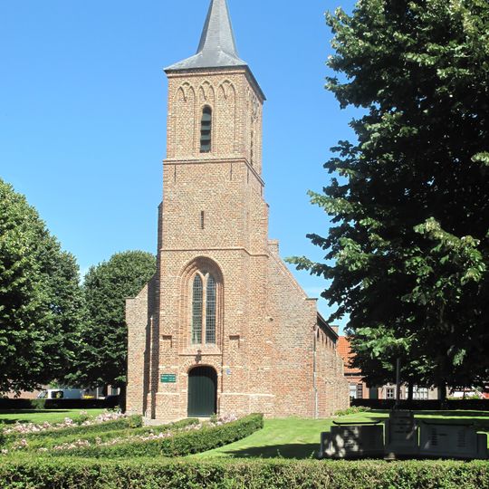 Kerktoren. Slanke bakstenen westtoren van twee geledingen