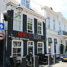 Eenvoudig pand met zadeldak en lijstgevel