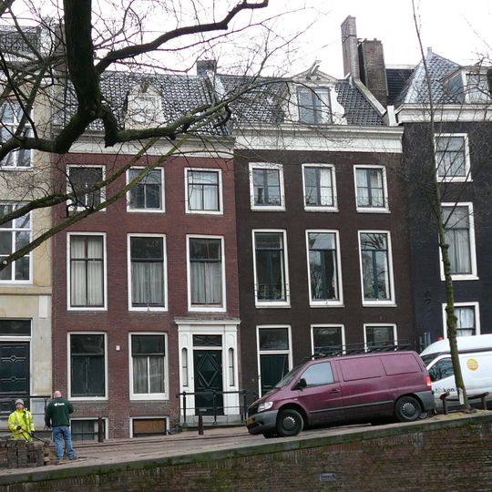 Pand met gevel onder rechte lijst