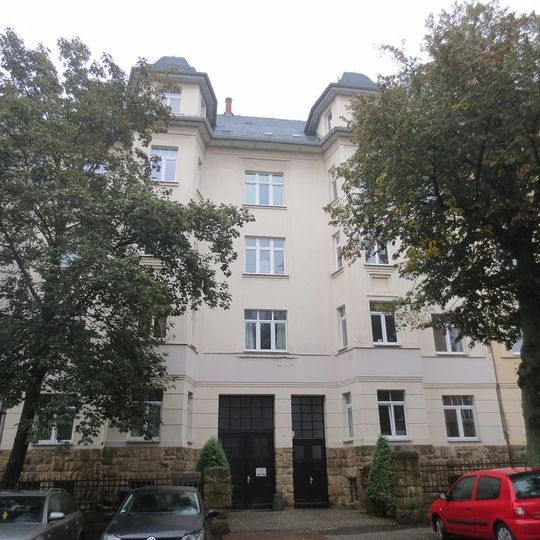 Mietshaus in geschlossener Bebauung mit Vorgarten und Einfriedung Horst-Menzel-Straße 35