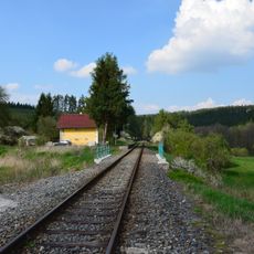 Klenutý železniční mostek jižně od zastávky Strahov