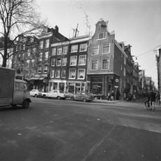 Pand met gevel onder rechte lijst