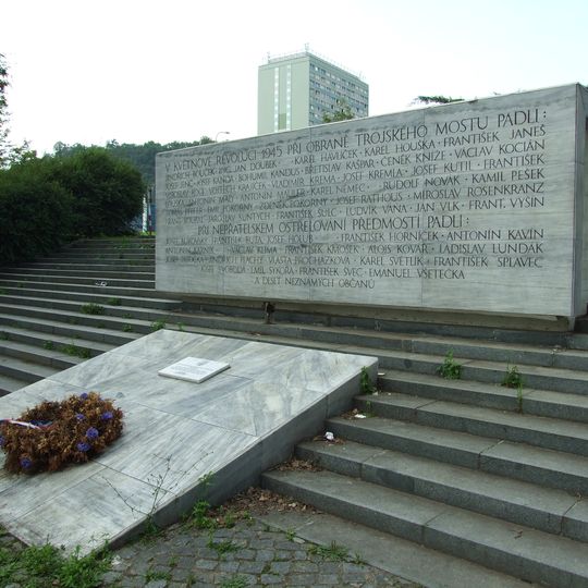 Pomník padlým v květnu 1945 u mostu Barikádníků