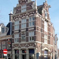 Breed 38, Hoorn