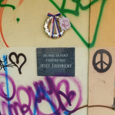 Pamětní deska Josefa Žirovnického na bývalém nádraží v Bubenči