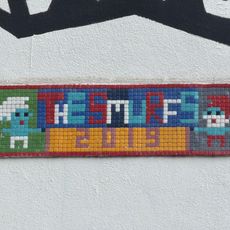 A gauche un schtroumpfs et a droite grand-père schtroumpfs avec inscri au milieu The Smurfs avec en dessou noté 2019