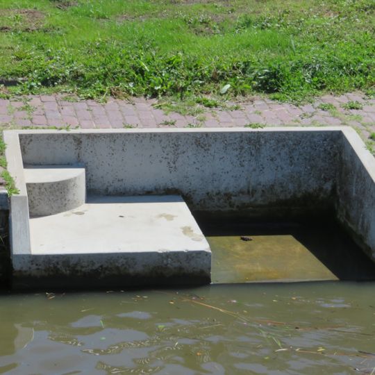 Groep van twaalf "boenstappen" aan de Bolswardervaart