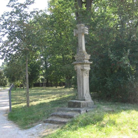 Malinský kříž u silnice za hřbitovem na západním okraji Nového Bydžova