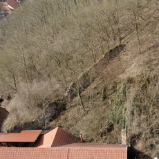 Zbytek hradby do Studeného dolu na Karlštejně