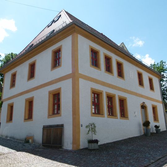 Wohnhaus in nahezu offener Bebauung Schloßstraße 3