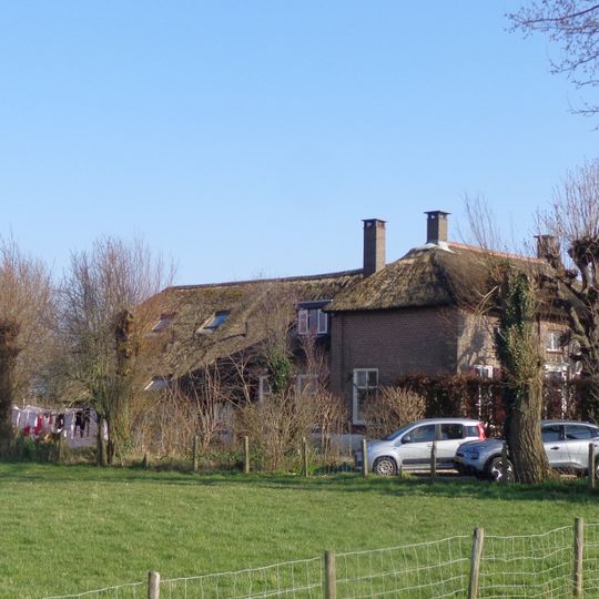 T-boerderij bestaande uit een voor- en achterhuis