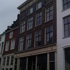 Pand met statige lijstgevel met rijk gesneden kroonlijst, gedragen door consoles