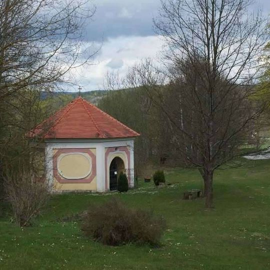 Studniční kaple poblíž poutního kostela Panny Marie Sněžné v lokalitě Svatý Kámen