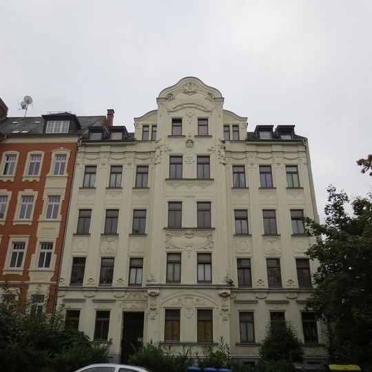 Mietshaus in ehemals geschlossener Bebauung mit Vorgarten Lothringer Straße 18