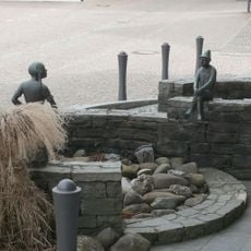Steinbrunnen mit zwei Bronzeskulpturen
