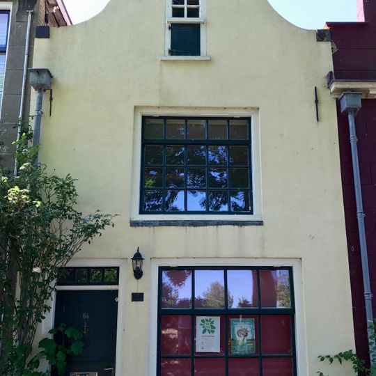 Pand met verdieping onder zadeldak tegen klokgevel