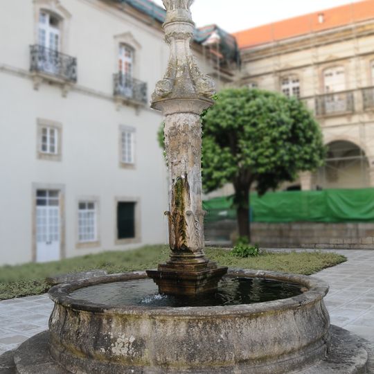 Chafariz monumental no pátio do extinto convento anexo à Igreja de Vilar de Frades
