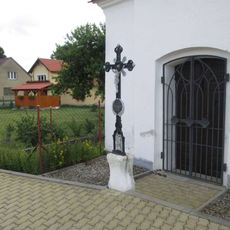 Kříž u kaple ve Vlásenici