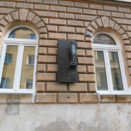 Pamětní deska Jiřího Wolkra na domě Na Celné 721/4 na Smíchově
