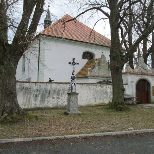 Kříž ve Křtěnově u kostela