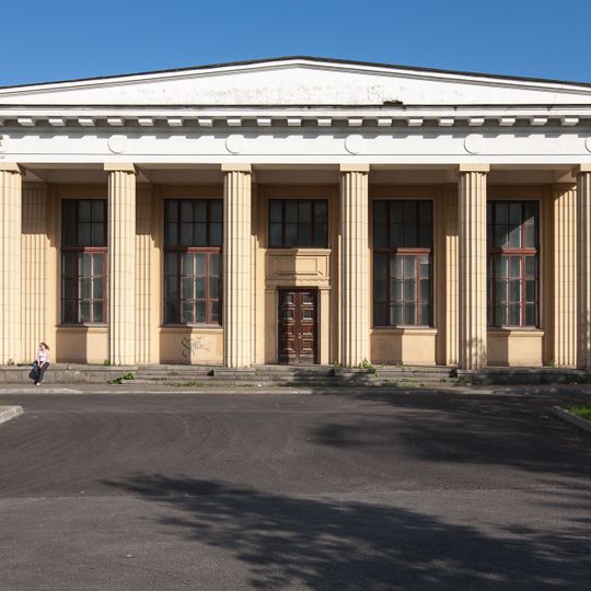 Трёхзальный корпус