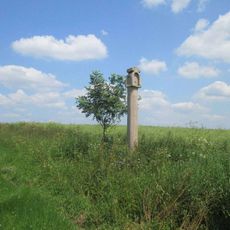 Boží muka u polní cesty severně od Bílova
