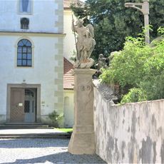 Socha Archanděla Michaela u brány k areálu kostela svatého Bartoloměje v Hrádku nad Nisou